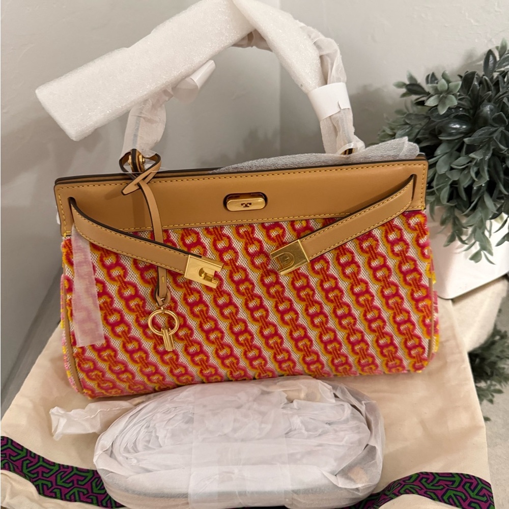 Tory Burch Lee Radziwill Petite velvet handbag
Never worn, with tag
Pink, Velvet - Picture 7 of 9
